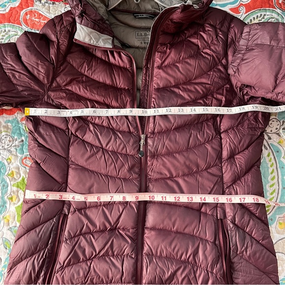 L. L. Bean Women's Ultralight 850 Down Hooded Coat - Picture 14 of 14